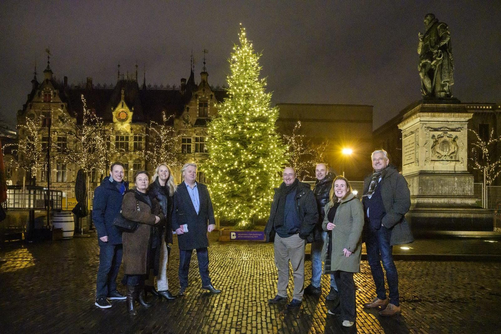 De mooie grote kerstboom staat VVD Den Haag